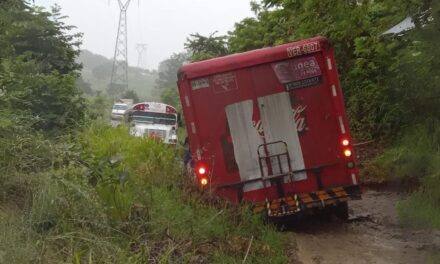 Peligro latente en la ruta Álamo-Tuxpan: Camión de Coca Cola a punto de volcar en Tampiquillo