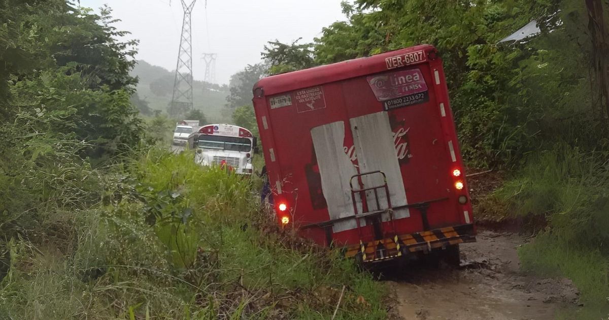 Peligro latente en la ruta Álamo-Tuxpan: Camión de Coca Cola a punto de volcar en Tampiquillo