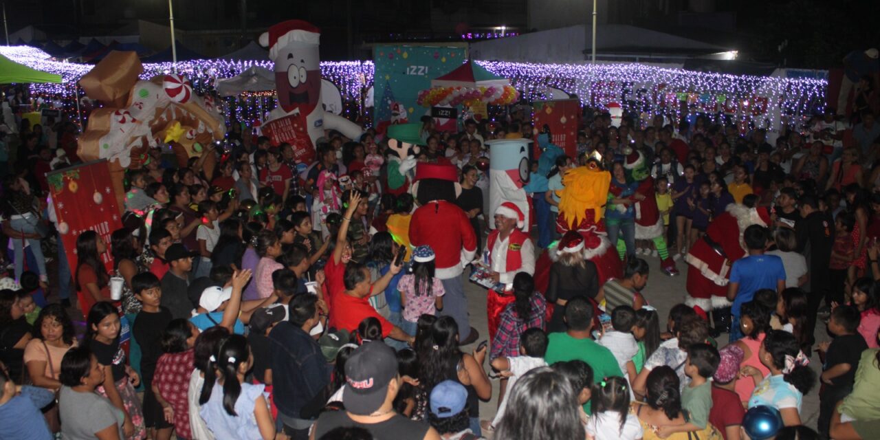 Inauguran Árbol y Villa Navideña en Coatzintla