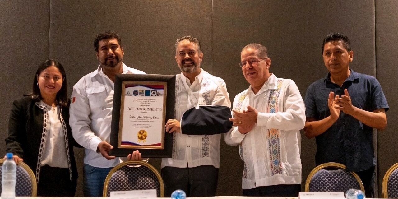 Cámaras empresariales, prestadores de servicios y el gobierno de Tuxpan entregaron reconocimiento al secretario de Turismo y Cultura del Estado de Veracruz