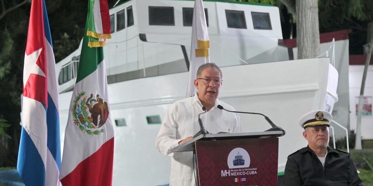 Fue develada la escultura del yate “Granma”, en el Museo de la Hermandad México-Cuba