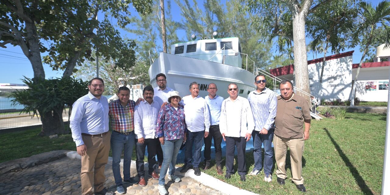 Senadores, diputados y alcaldes del estado de México, junto a una delegación de cubanos, visitaron el Museo de la Hermandad México-Cuba y conocieron la escultura del Yate Granma