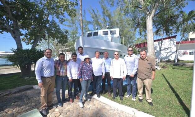 Senadores, diputados y alcaldes del estado de México, junto a una delegación de cubanos, visitaron el Museo de la Hermandad México-Cuba y conocieron la escultura del Yate Granma