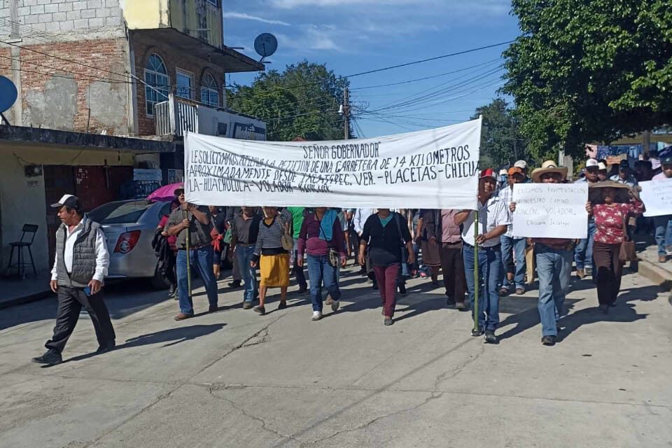 Manifestación en Ixcatepec contra el Alcalde Efraín Pérez por Preferir Lujo a Infraestructura Vial