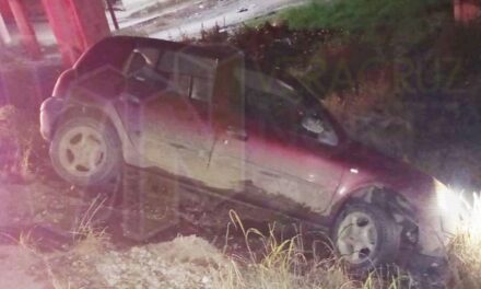 Automóvil sale de la carretera en la Álamo-Tihuatlán