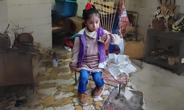 Álamo insólito: Olvidan a una niña en un sitio de taxis 