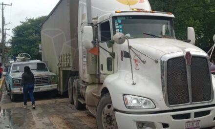 Álamo: Tráiler provoca abolladura en una camioneta