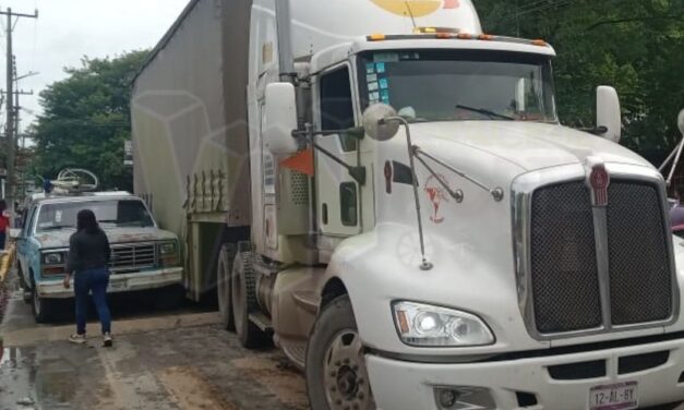 Álamo: Tráiler provoca abolladura en una camioneta