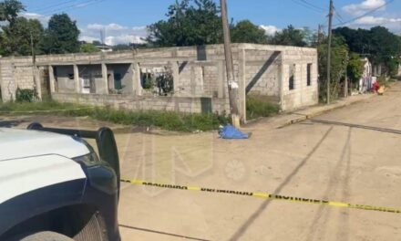 Tihuatlán: Hombre pierde la vida en plena vía pública