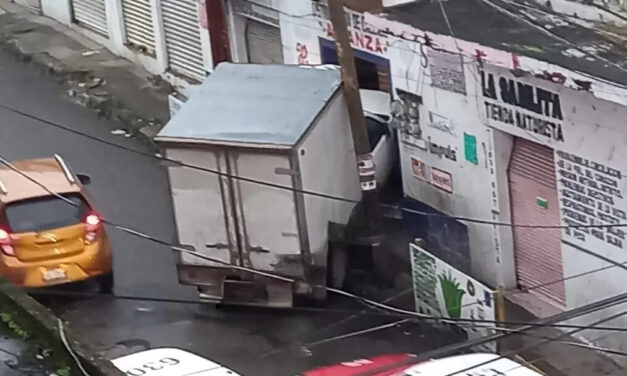 Papantla: Camioneta se estrella contra una zapatería
