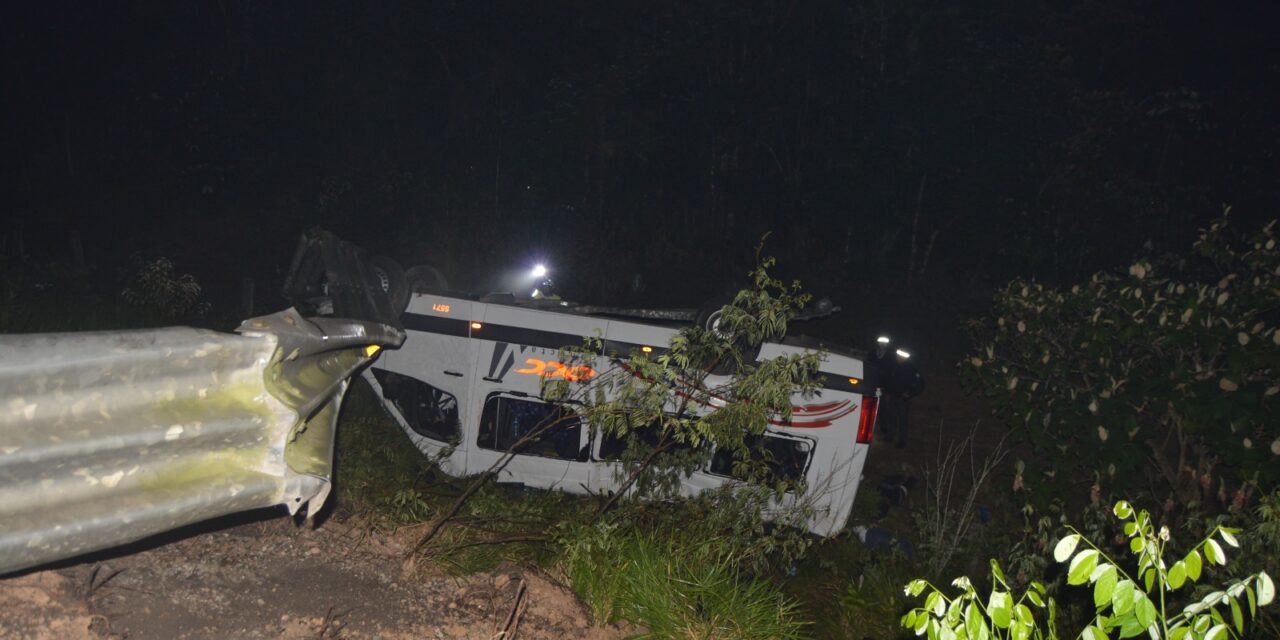 Tragedia en Las Choapas: Dos muertos y 13 lesionados en volcadura de una VAN