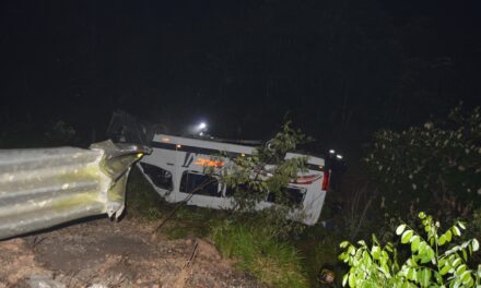 Tragedia en Las Choapas: Dos muertos y 13 lesionados en volcadura de una VAN
