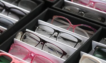 Entregan lentes a personas beneficiadas con la Jornada de Salud Visual, del Gobierno de Tuxpan