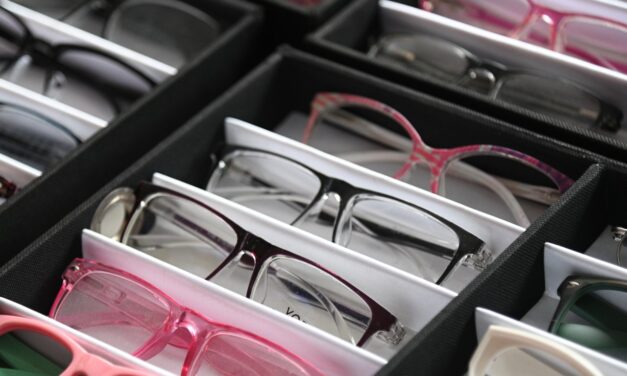 Entregan lentes a personas beneficiadas con la Jornada de Salud Visual, del Gobierno de Tuxpan