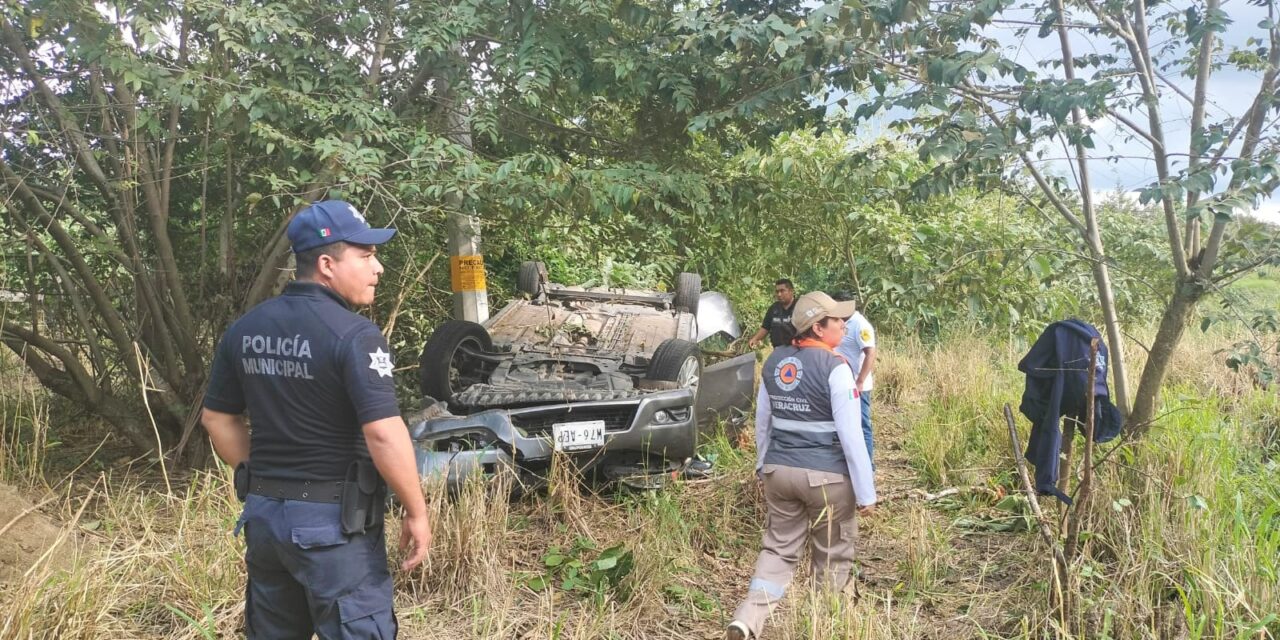 ¡LLANTAS ARRIBA! Familia afortunada tras accidente en la carretera Matamoros-Puerto Juárez