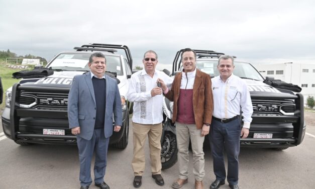 Gobernador Cuitláhuac García Jiménez entrega 3 unidades y equipo táctico al alcalde José Manuel Pozos Castro para fortalecer la seguridad pública de Tuxpan