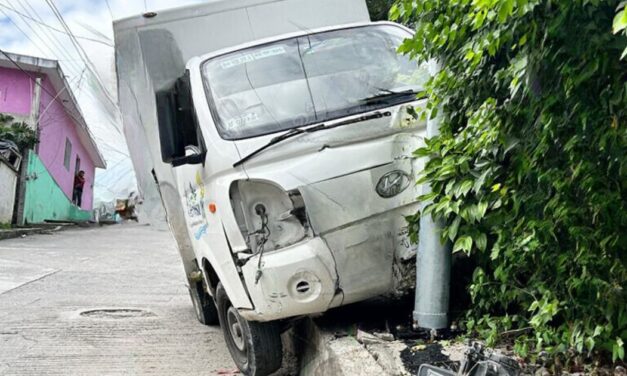 Papantla: ¡Se queda sin frenos y se estrella contra una luminaria!