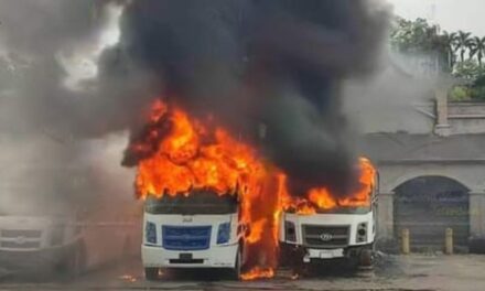 Se desata caos en Papantla: Tres autobuses de Transportes Papantla consumidos por las llamas