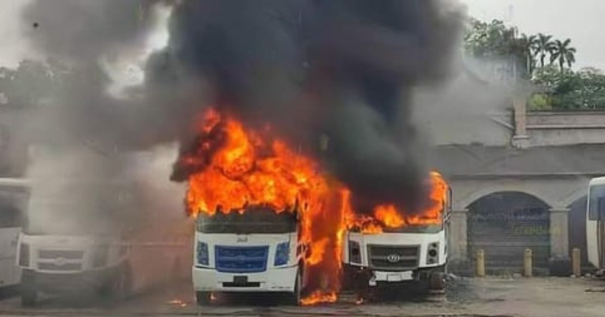 Se desata caos en Papantla: Tres autobuses de Transportes Papantla consumidos por las llamas