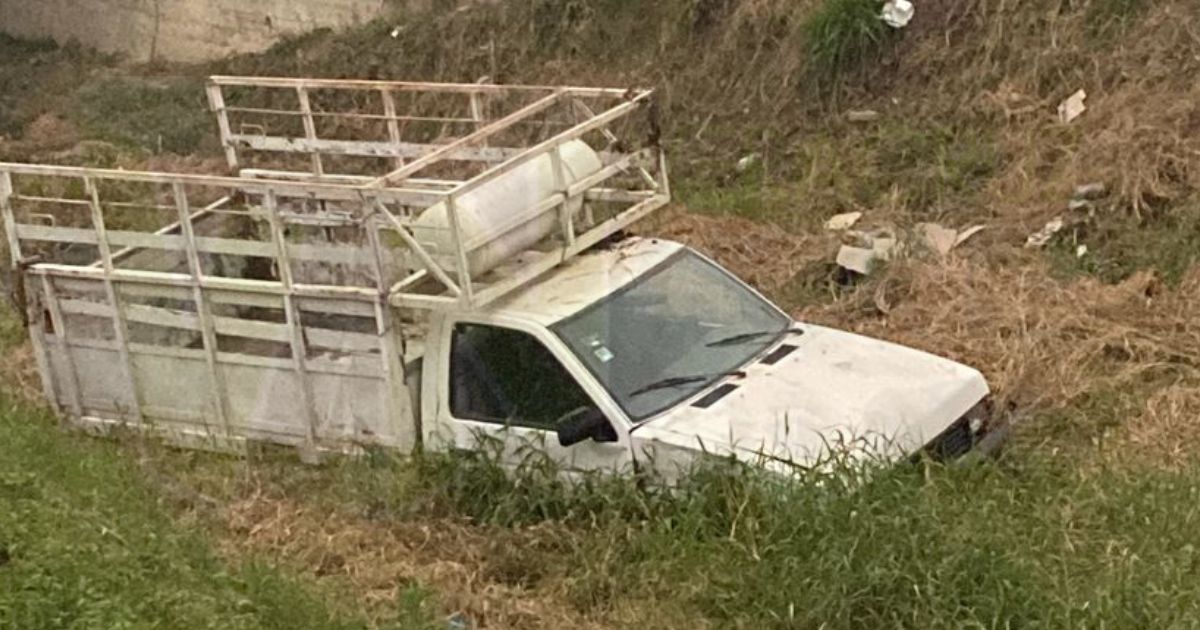 Increíble vuelo y aterrizaje en el Arroyo Oro Verde: Conductor sale ileso después de incidente de alta velocidad