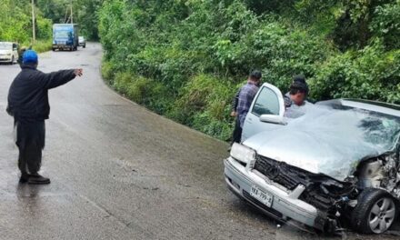 Invade carril y choca en la carretera Papantla-El Chote
