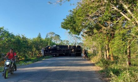 Vuelca camión de naranjas en Papantla
