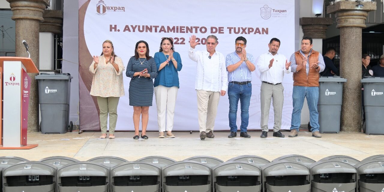 Entrega gobierno de Tuxpan contenedores de residuos que facilitarán la recolección de basura