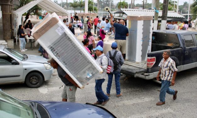 DIF Tuxpan entrega electrodomésticos e infraestructura básica a 95 familias de colonias y comunidades