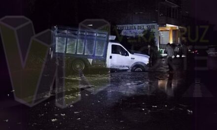Camioneta queda atascada en calle en reparación por falta de señalización en Álamo, Veracruz