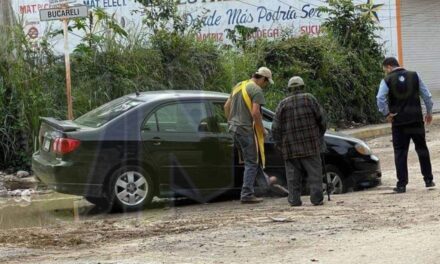 Mucho ojo en Álamo: Otro vehículo se atasca en obra de rehabilitación de la 20 de Noviembre