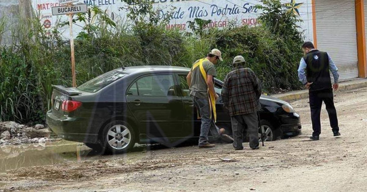 Mucho ojo en Álamo: Otro vehículo se atasca en obra de rehabilitación de la 20 de Noviembre