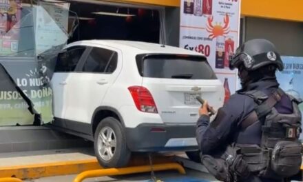 Adulto mayor pisa el “acelerador” y termina incrustada en una tienda OXXO