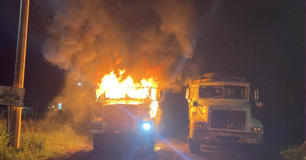 Ozuluama: Cortocircuito en camión de carga desata incendio