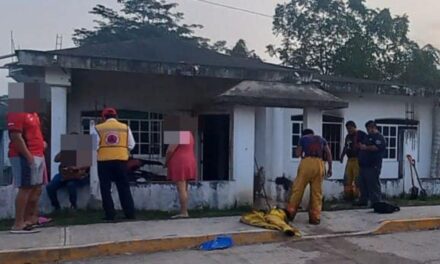 Fuego consume vivienda en Cerro Azul