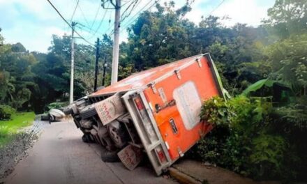 Se voltea camión de carga en Papantla