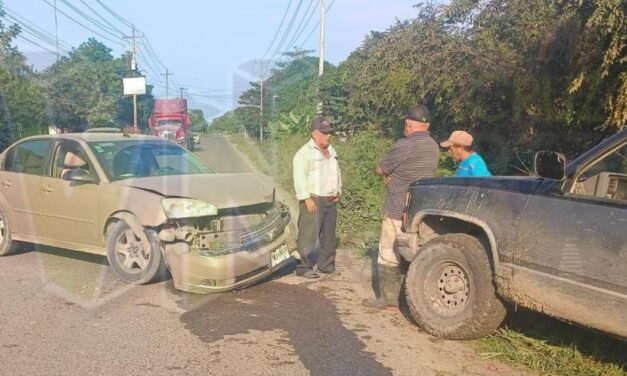 Colisión en la Álamo-Ixhuatlán deja cuantiosos daños materiales