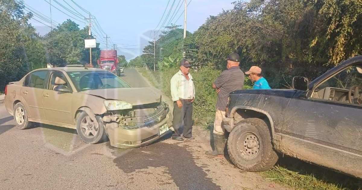 Colisión en la Álamo-Ixhuatlán deja cuantiosos daños materiales