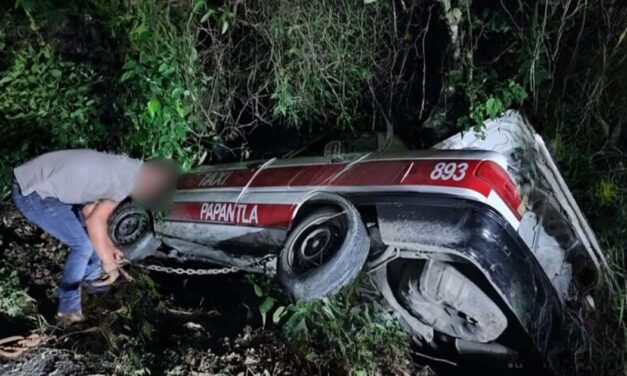 Papantla: Taxista en presuntamente ebrio vuelca y abandona el carro