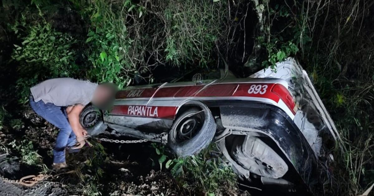 Papantla: Taxista en presuntamente ebrio vuelca y abandona el carro