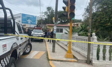 Joven se avienta de un puente y muere en Tihuatlán