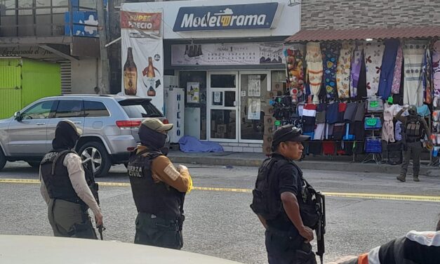 Ejecutan a sujeto afuera de un Modelorama; dos más resultan lesionados en Álamo