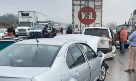 Carambola en la Tuxpan- Tampico: Tres vehículos y un tráiler implicados