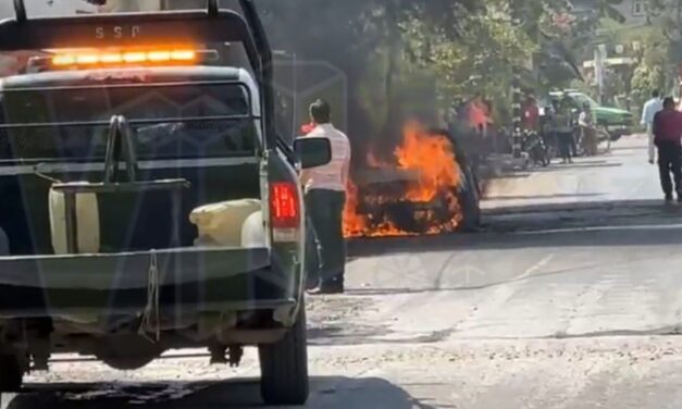Se incendió un taxi en el ejido Pueblo Nuevo, Álamo, Veracruz