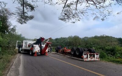 Remolque se desprende y vuelca sobre la Tuxpan-Tampico