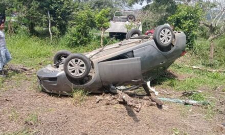 Volcadura sobre la  Naranjos – Chontla: No vio el “bache”