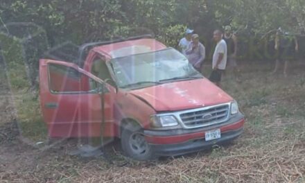 Accidente en Álamo deja un trabajador herido tras volcadura de camioneta