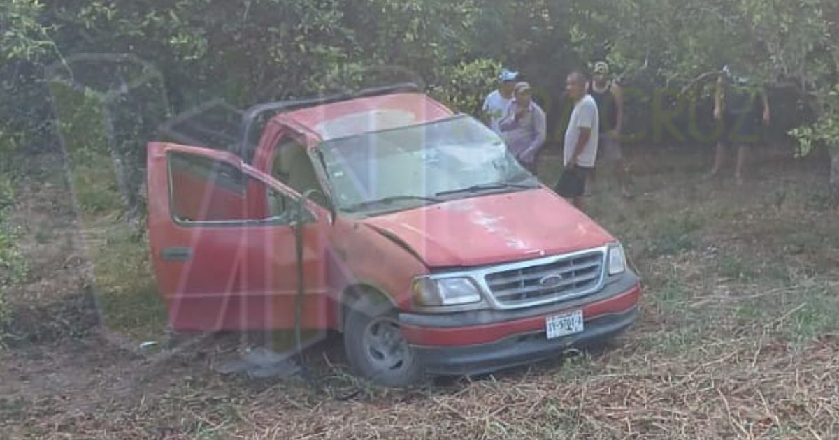 Accidente en Álamo deja un trabajador herido tras volcadura de camioneta