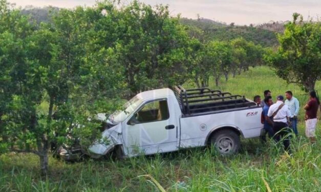Camioneta se sale de la carretera  Álamo-Castillo de Teayo