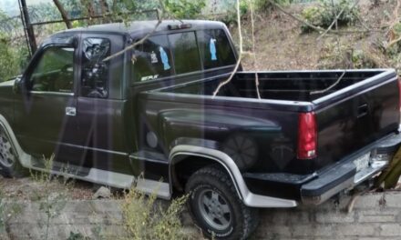 Conductor queda atrapado en barda tras fallar en su maniobra