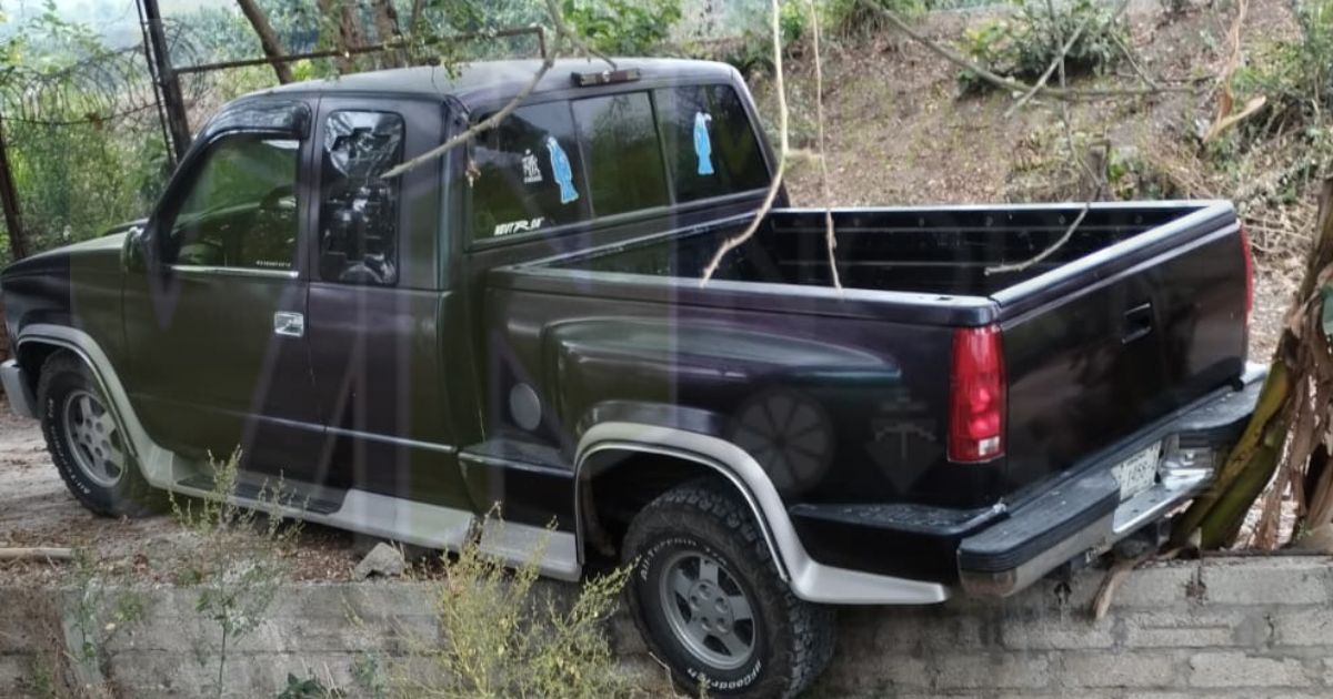 Conductor queda atrapado en barda tras fallar en su maniobra